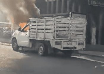Camioneta se incendia frente a Plaza Olmeca en Villahermosa