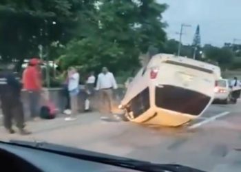 Vuelca camioneta en la Teapa-Villahermosa; otro accidente en Tercer Milenio deja solo daños materiales