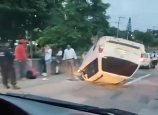 Vuelca camioneta en la Teapa-Villahermosa; otro accidente en Tercer Milenio deja solo daños materiales