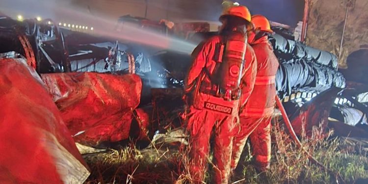 Accidente entre tráileres en Cárdenas – Villahermosa provoca incendio y caos vial