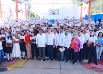 Gobernador Javier May entrega tablets educativas en Comalcalco