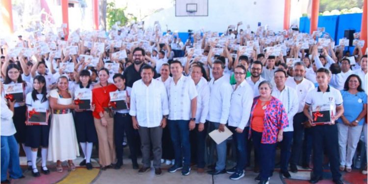 Gobernador Javier May entrega tablets educativas en Comalcalco