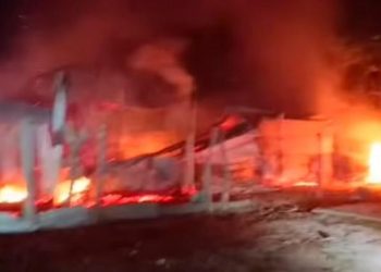Hombre presuntamente drogado incendia la casa de su madre en Cárdenas