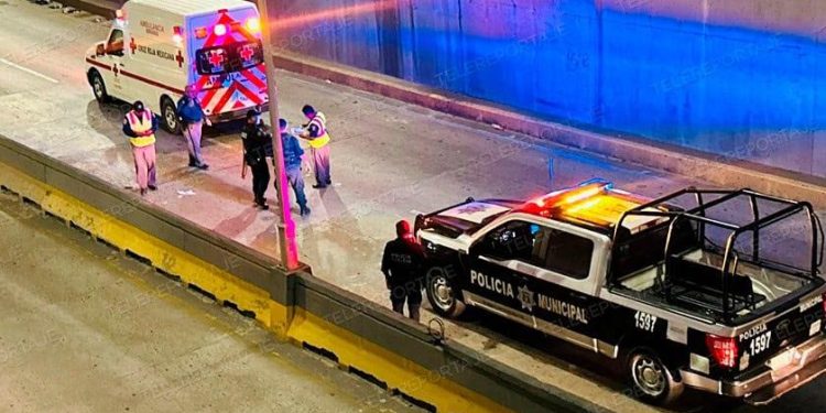 Hombre en estado de ebriedad se lanza de un puente en Villahermosa y resulta herido