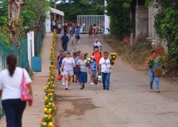 Más de 37 mil visitantes acudieron a panteones en el Centro durante el Día de Muertos