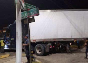 Motociclista choca contra tráiler en la Ciudad Deportiva de Villahermosa