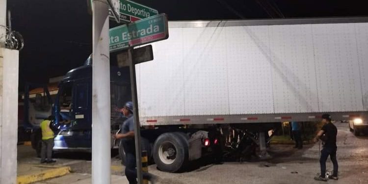 Motociclista choca contra tráiler en la Ciudad Deportiva de Villahermosa