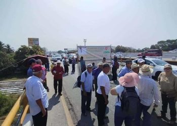 Empresarios subcontratistas de Pemex anuncian cierre del puente «Los Monos» por adeudos