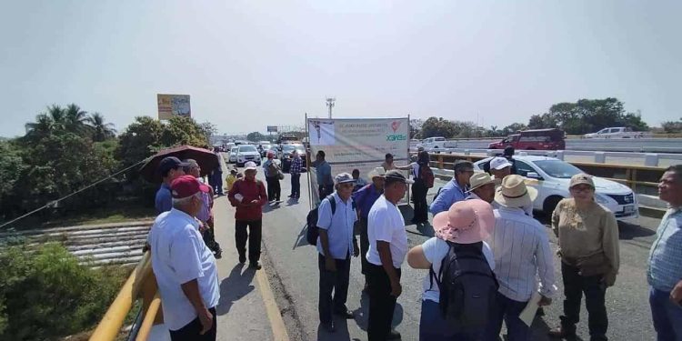 Empresarios subcontratistas de Pemex anuncian cierre del puente «Los Monos» por adeudos