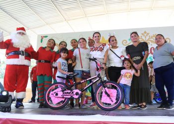 Acerca Ana Paty Peralta espíritu navideño a la colonia Tres Reyes