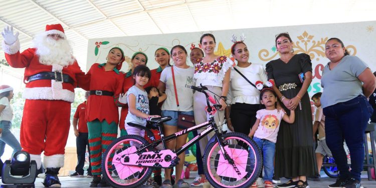 Acerca Ana Paty Peralta espíritu navideño a la colonia Tres Reyes