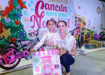 Comparte Ana Paty Peralta el espíritu navideño en la SM 94
