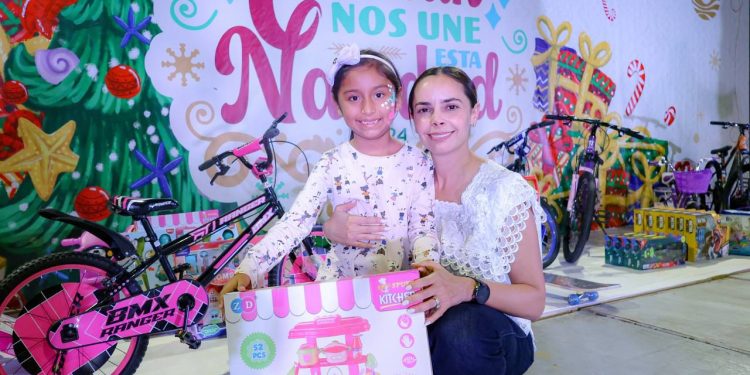 Comparte Ana Paty Peralta el espíritu navideño en la SM 94