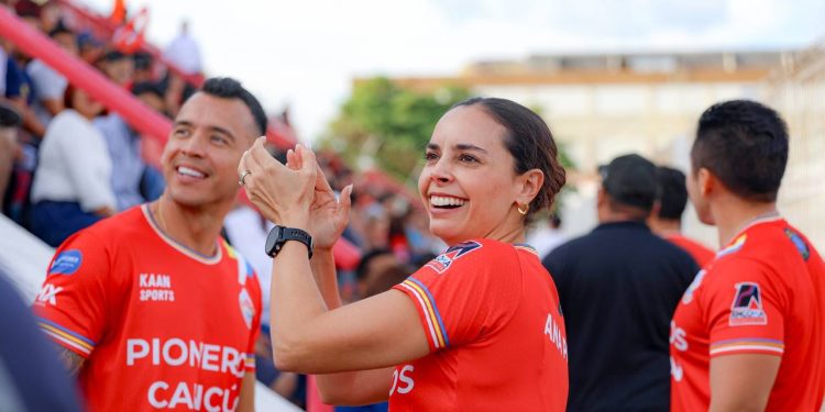 Apoya Ana Paty Peralta a Pioneros Cancún en las fases finales