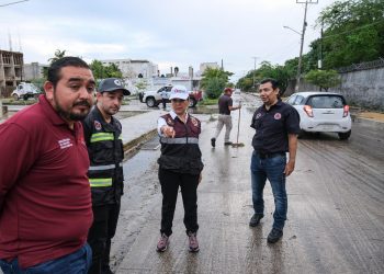 Mara Lezama en territorio verifica limpieza de cárcamos para evitar encharcamientos en calles y avenidas de Cancún