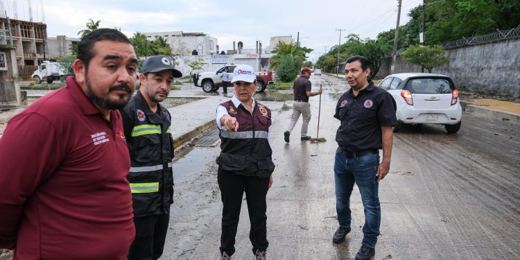 Mara Lezama en territorio verifica limpieza de cárcamos para evitar encharcamientos en calles y avenidas de Cancún