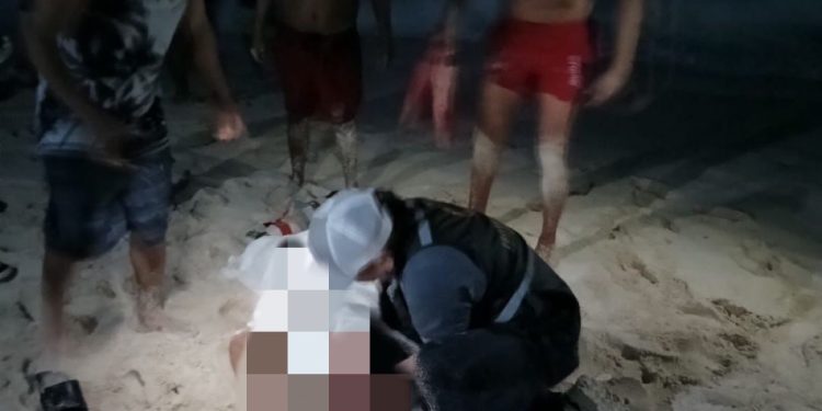 Rescatan a joven en aguas de playa Delfines