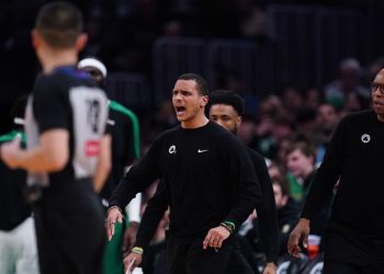 La NBA multa con 35 mil dólares a entrenador de los Celtics de Boston