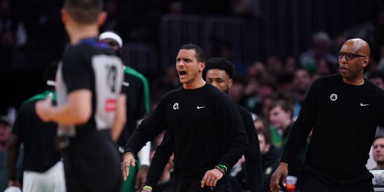 La NBA multa con 35 mil dólares a entrenador de los Celtics de Boston