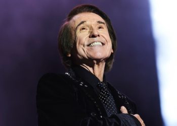 Revelan enfermedad del cantante Raphael y afirman que saldrá del hospital