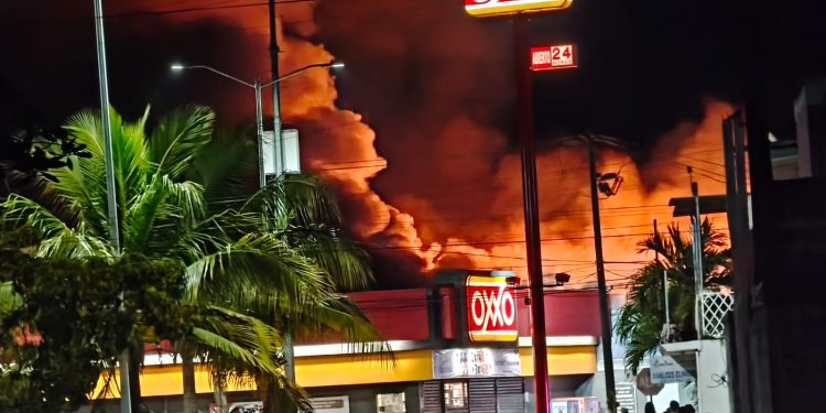 Incendio consume tienda ‘Neto’ en Villahermosa