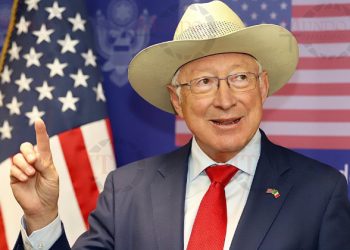 Ken Salazar reafirma su compromiso para debilitar a los cárteles internacionales
