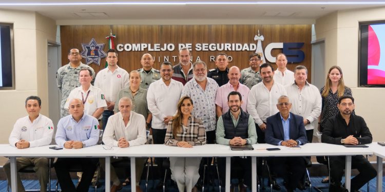 Revisa Mara Lezama avances en atención a turistas en reunión con autoridades del Aeropuerto Internacional de Cancún