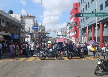 Afectados por inundaciones de 2007 cierran la Avenida Méndez en Villahermosa