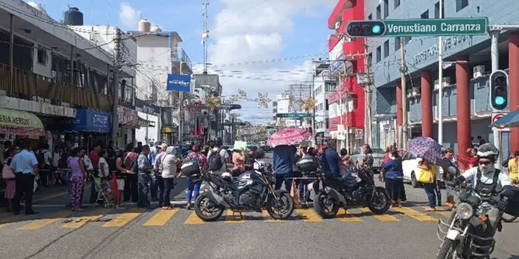 Afectados por inundaciones de 2007 cierran la Avenida Méndez en Villahermosa
