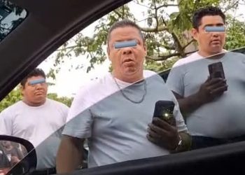 Detienen a taxistas por amedrentar a turista y obligarlo a cancelar su viaje en Uber