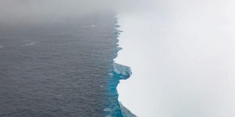 Reportan iceberg flotando a la deriva en el Océano Antártico