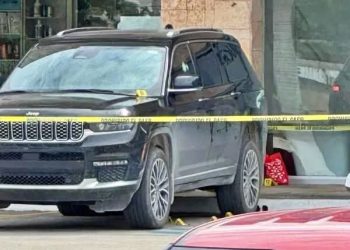 Asesinan a balazos a extranjero afuera de la Plaza Xaman Ha en Playa del Carmen