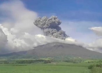 Evacuan a 87 mil personas tras erupción del volcán Kanlao en Filipinas