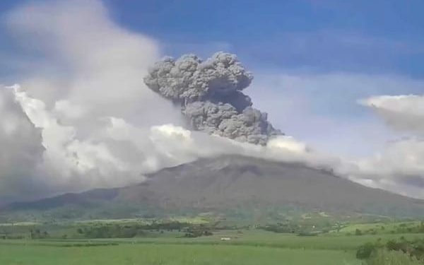 Evacuan a 87 mil personas tras erupción del volcán Kanlao en Filipinas