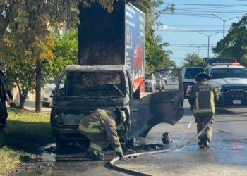 Incendio consume una camioneta en Leona Vicario de Cancún