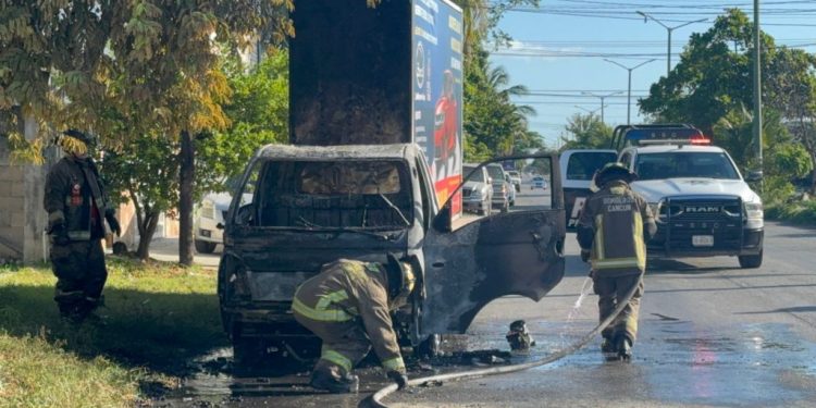 Incendio consume una camioneta en Leona Vicario de Cancún