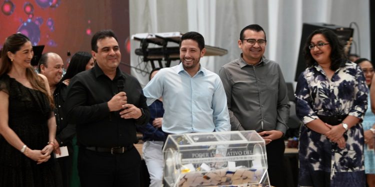 GASTANDO EL DINERO PÚBLICO EN MÁS FIESTAS PRIVADAS