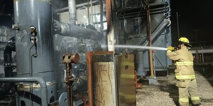 Se incendia compresor de gas de empresa privada en Paredón, Huimanguillo