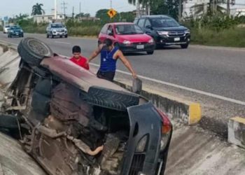 Vuelca camioneta en la carretera Villahermosa-Cárdenas