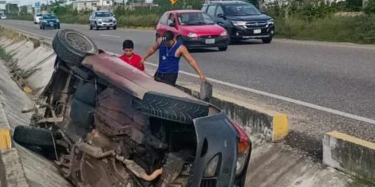 Vuelca camioneta en la carretera Villahermosa-Cárdenas