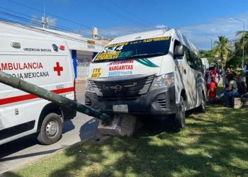 Accidente de combi deja personas lesionadas en Cancún
