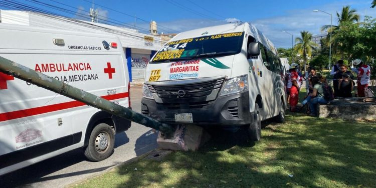 Accidente de combi deja personas lesionadas en Cancún