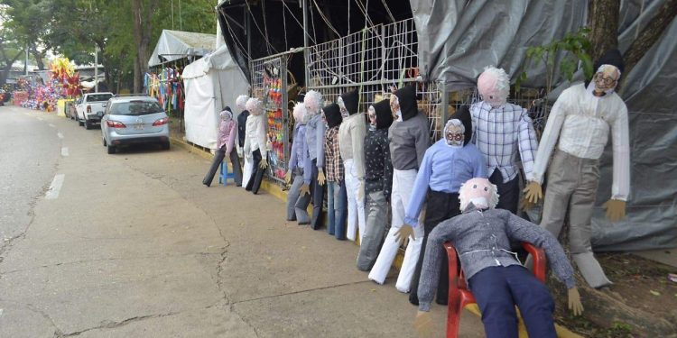 Inicia venta de muñecos de Año Viejo en Villahermosa