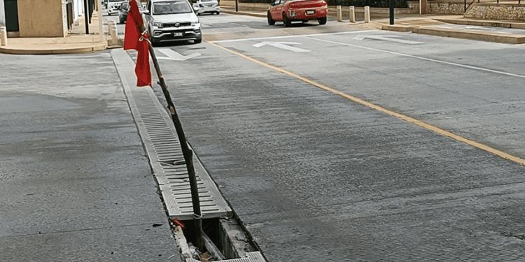 Anuncian reparaciones de alcantarillas en el Malecón Carlos A. Madrazo