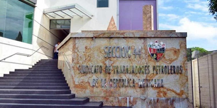 Sección 44 denuncia explotación laboral en plataformas petroleras de Frontera, Centla
