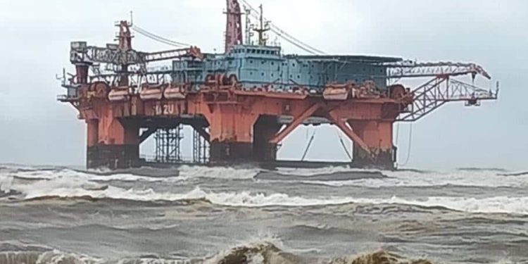 Encalla plataforma PSS MAZU en Sánchez Magallanes, Cárdenas