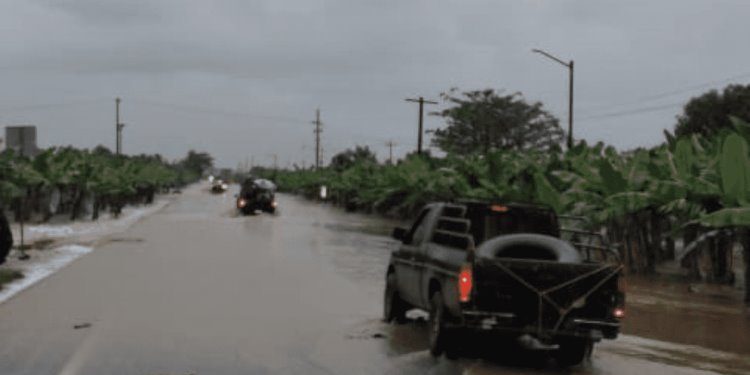 Lluvias provocan formación de vados en la carretera Villahermosa-Teapa