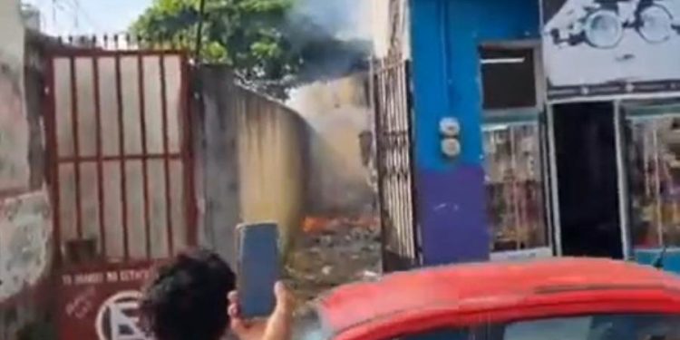 Incendio en vivienda que almacenaba pirotecnia alarma a Cárdenas