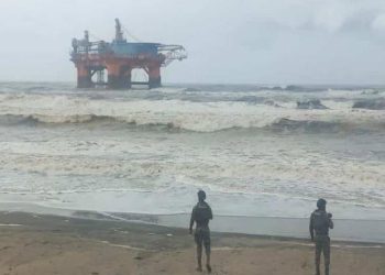 Marina vigila plataforma «Mazu Chemul» varada en Sánchez Magallanes
