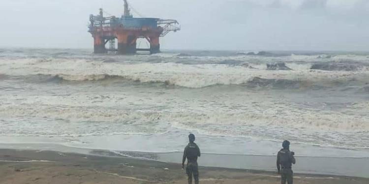 Marina vigila plataforma «Mazu Chemul» varada en Sánchez Magallanes